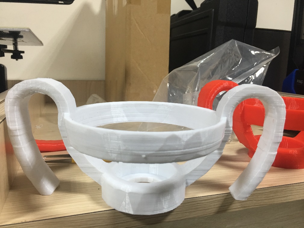 利用3D列印機印製出來的持碗器，協助個案吃飯時的便利性。